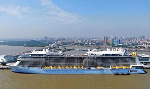 韩媒：韩国仁川港迎接从上海驶来的巨型邮轮，搭载近4000名乘客