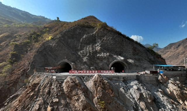 国内最长螺旋隧道贯通!西昭高速工程取得重大进展