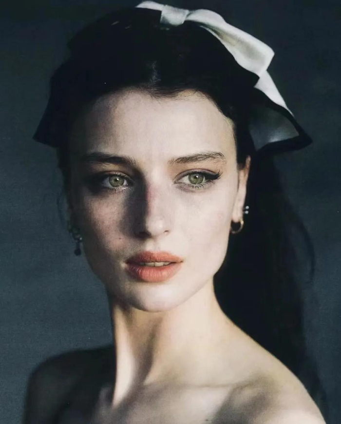 出圈的意式美人妆也主打裸感比如适合暖调甜美轻熟氛围 喜欢都市偶像