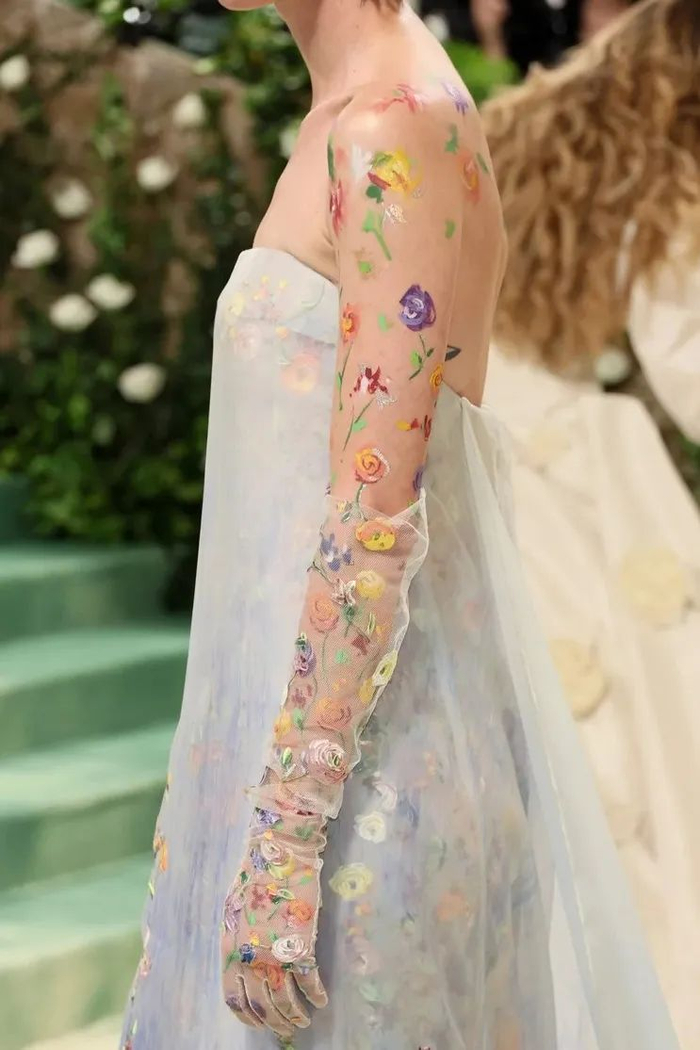 小天后ariana grande身穿loewe定制礼服,呼应电影新作中的女巫形象