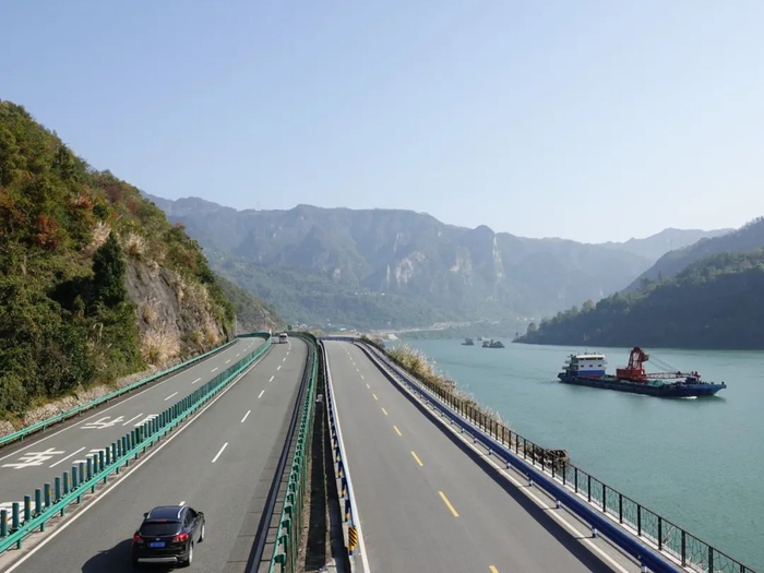 中国沿江公路,别太耀眼
