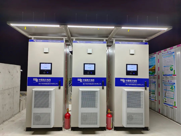 ▲由南网储能设计的可移动式边缘侧机柜，解决了工程建设现场电力算力不足问题。