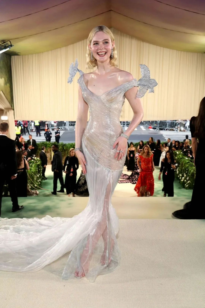 一是来自出演过"睡美人"的艾丽范宁.