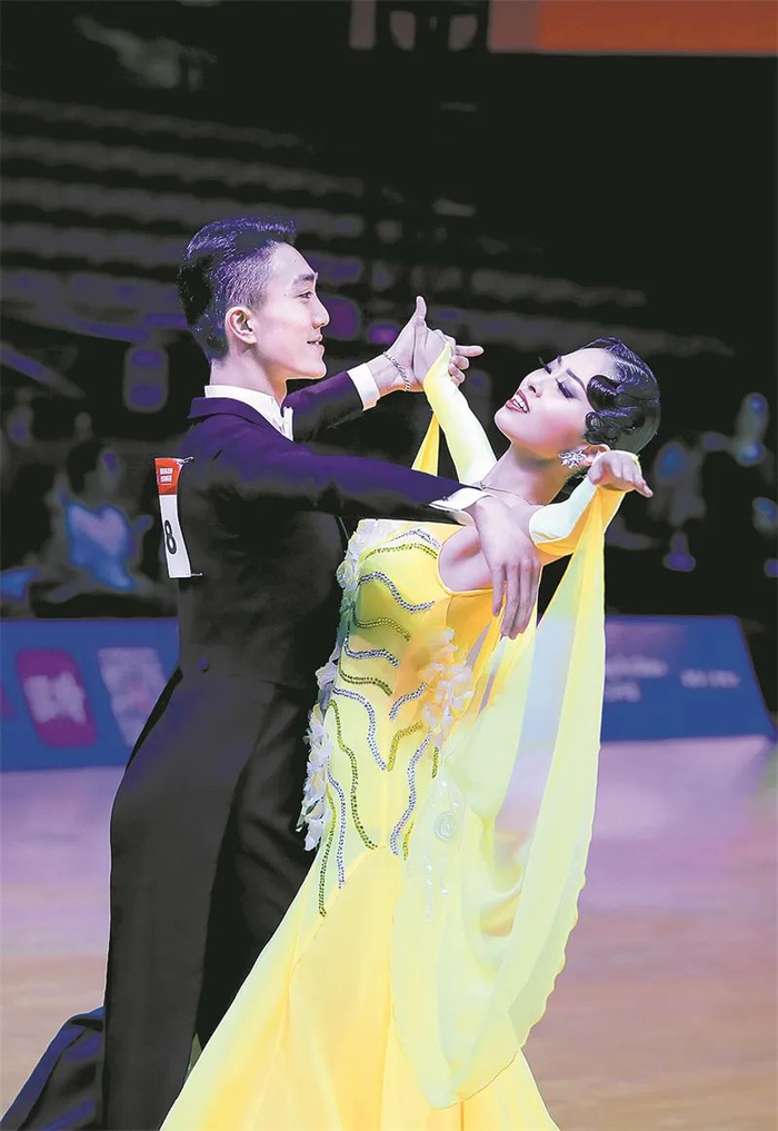 引人入胜的摩登舞