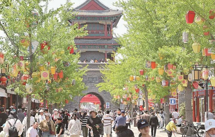 游客在山海关古城景区游玩。记者：方竟凯 程学水 刘双喜 摄