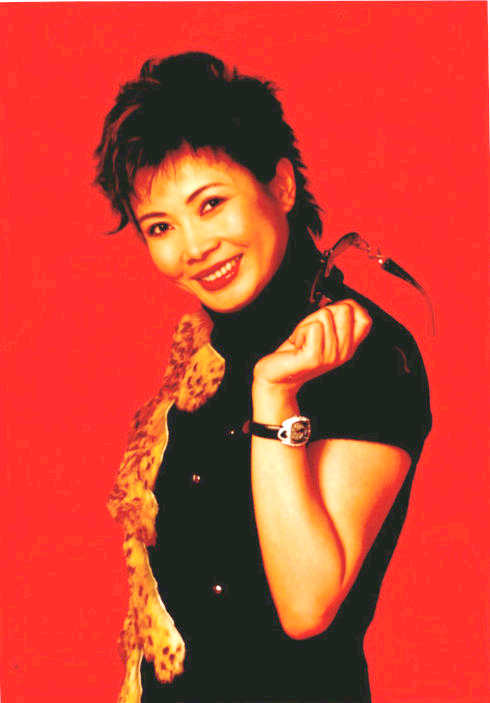 《新星音乐会》女主持才貌双绝 25岁就想结婚 却因挑花眼65岁仍单身