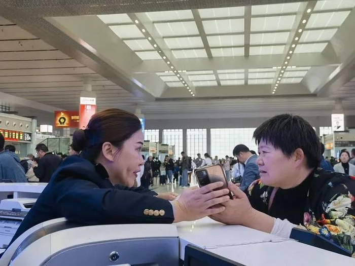 高铁时代,她用"等一等"诠释"新售票员"
