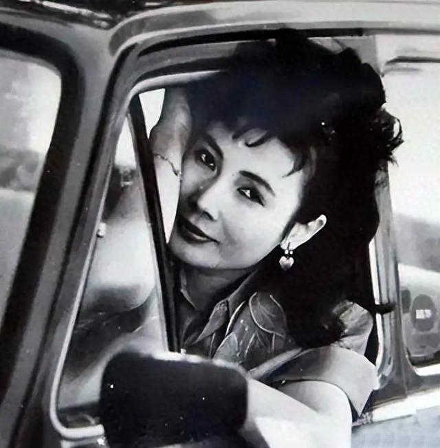 《新星音乐会》女主持才貌双绝 25岁就想结婚 却因挑花眼65岁仍单身