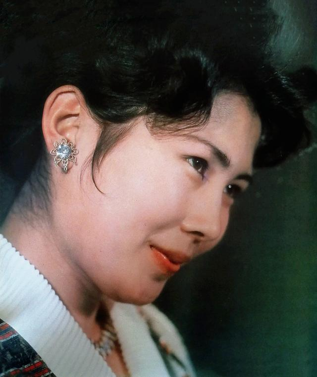 《新星音乐会》女主持才貌双绝 25岁就想结婚 却因挑花眼65岁仍单身