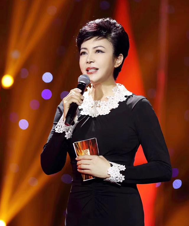 《新星音乐会》女主持才貌双绝 25岁就想结婚 却因挑花眼65岁仍单身