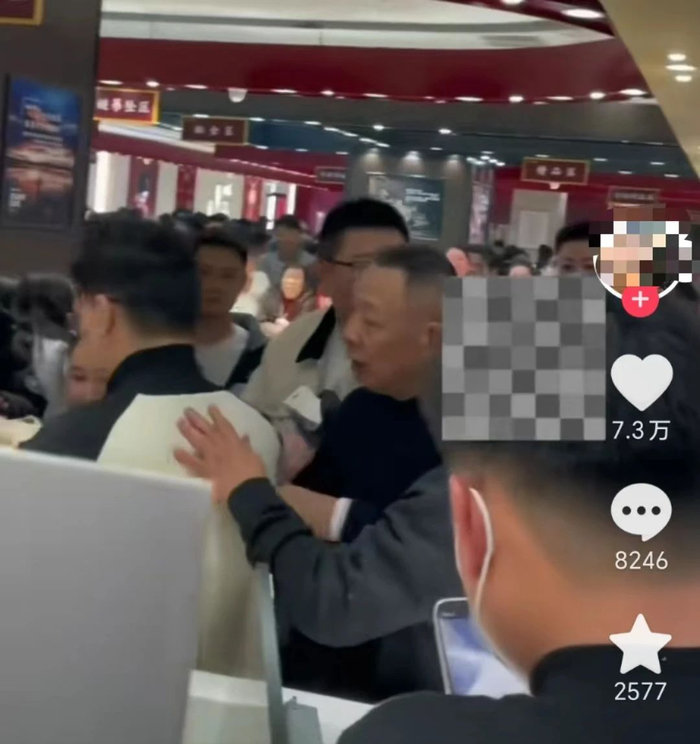 董事长于东来亲自跑到了现场,几家商场轮流转.