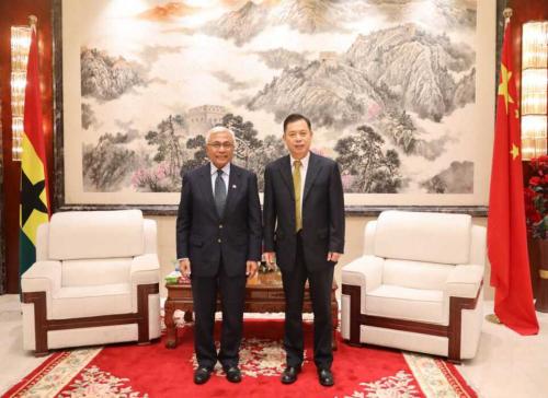 驻加纳大使卢坤会见新加坡驻加纳高专
