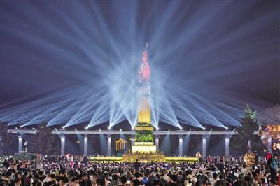 5月3日，人们在哈尔滨防洪纪念塔广场观赏光影秀。 新华社记者 王建威 摄