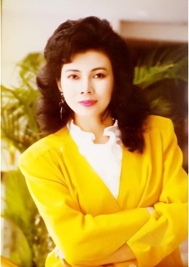 《新星音乐会》女主持才貌双绝 25岁就想结婚 却因挑花眼65岁仍单身