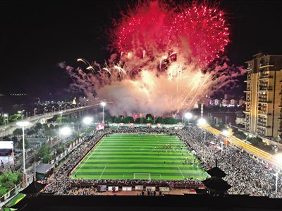 5月4日，游客在贵州省黔东南苗族侗族自治州榕江县“村超”球场比赛结束后欣赏焰火表演（无人机照片）。新华社发（王炳真 摄）
