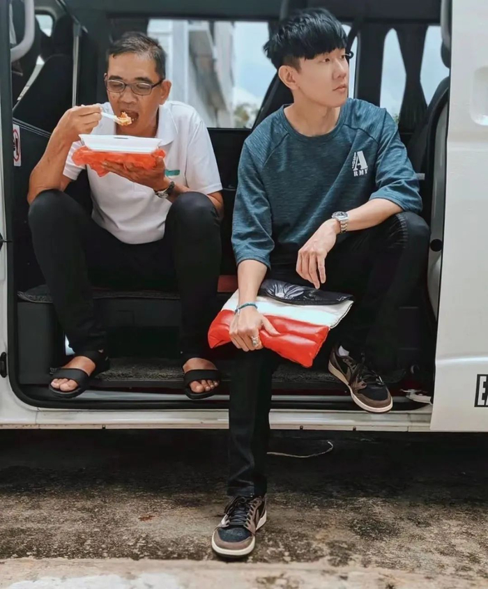 林俊杰又上脚「ts x aj1」初代1.0倒钩了!