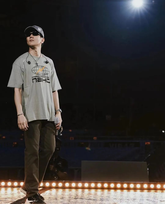 林俊杰又上脚「ts x aj1」初代1.0倒钩了!