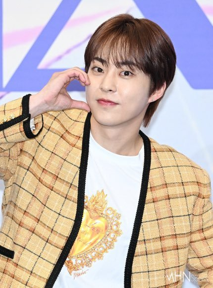 exo xiumin出席kbs新男团选秀节目《makemate1》发布会,期待mc珉锡