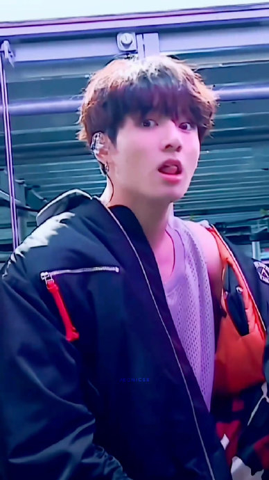 93 对视98吐舌 摇摇头 帅的嘞 logo|田柾国_新浪新闻