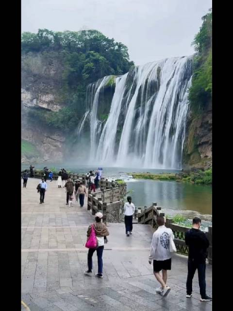 黄果树瀑布,位于中国贵州省安顺市镇宁布依族苗族自治县