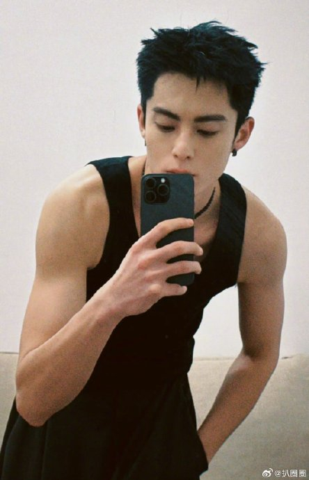 王鹤棣自拍大秀肌肉