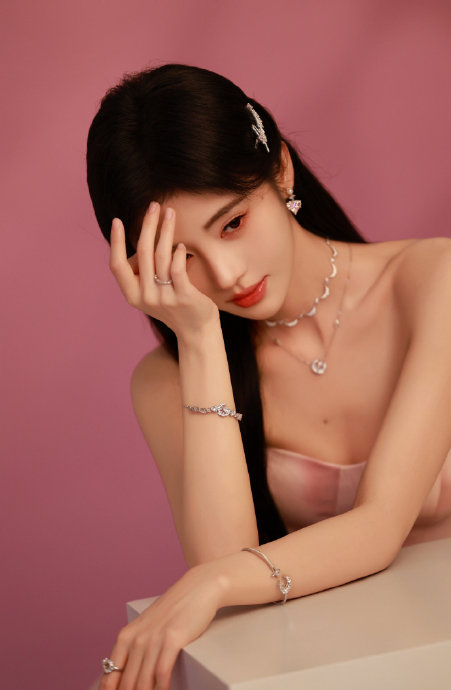 鞠婧祎拍摄花絮 真的甜美可爱又迷人!