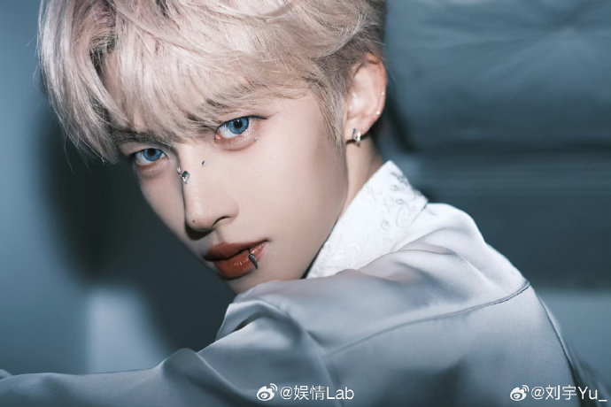 刘宇yu_ 简单的两张照片生生硬控我5分钟