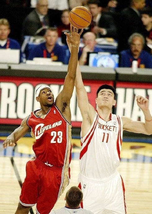 詹姆斯年轻的时候,真的太能跳了,和姚明争球,都能争到