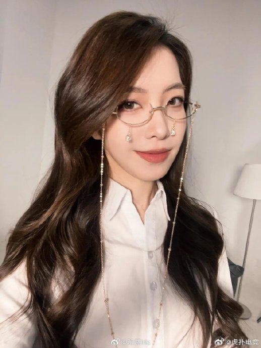 lpl主持人希然分享照片:眼镜好啊,它好就好在是拍摄道具哇