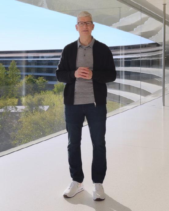 苹果公司的ipad发布会上 首席执行官蒂姆·库克的脚上穿着nike air