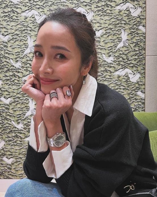 近日,侯佩岑在社交网站晒老公黄伯俊视角的美照