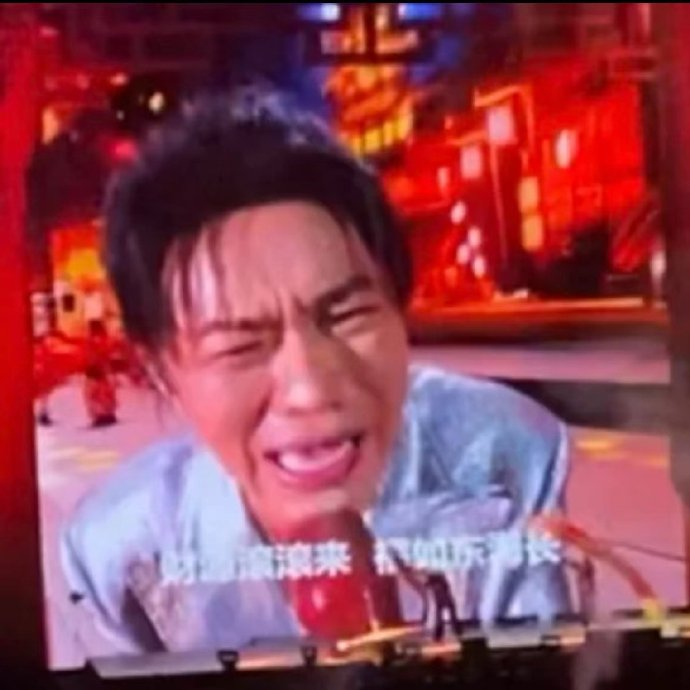 哈哈哈哈你们就是这样拍曾毅的,下场开始注意表情管理了