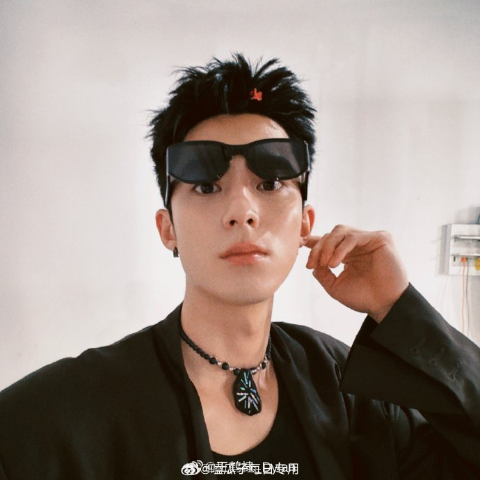 王鹤棣黑背心自拍营业秀身材,来看看