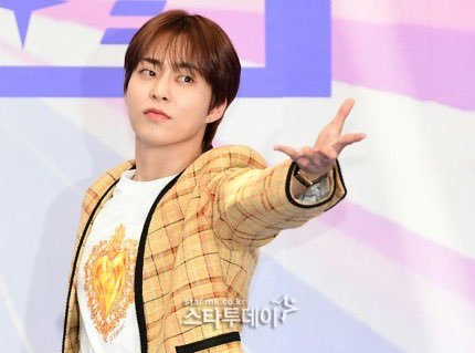 exo xiumin出席kbs新男团选秀节目《makemate1》发布会,期待mc珉锡