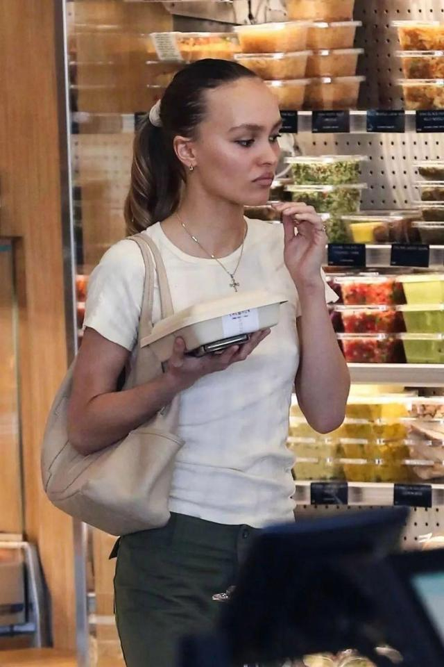 lily-rose depp继续自己一贯的随意穿搭风外出据悉金姐曾有和小男友生