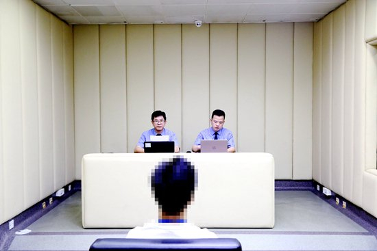    办案检察官讯问犯罪嫌疑人。受访者供图