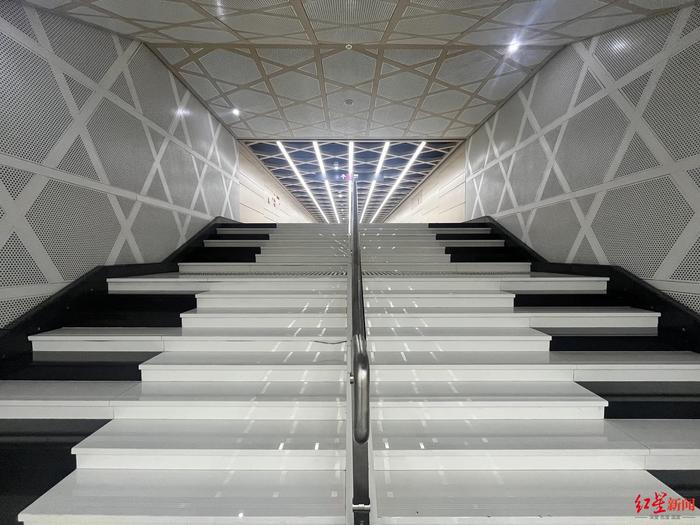 两段楼梯中间相接,专门用黑白两色瓷砖镶嵌两侧,看起来就像钢琴琴键