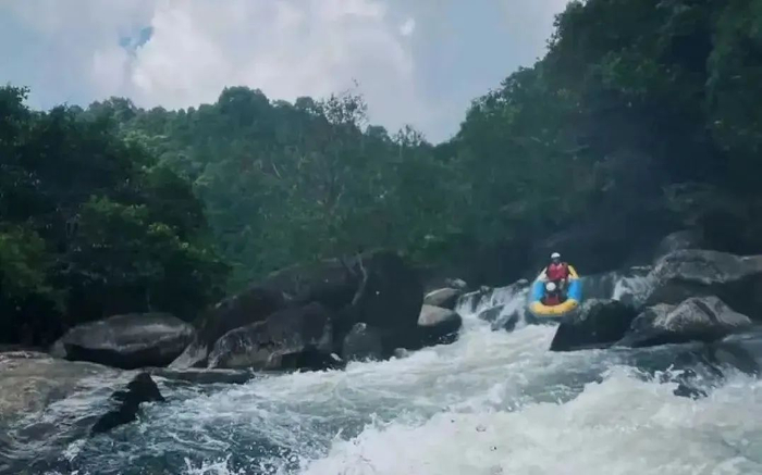 图：乐乐和朋友在漂流，来源：乐乐供图
