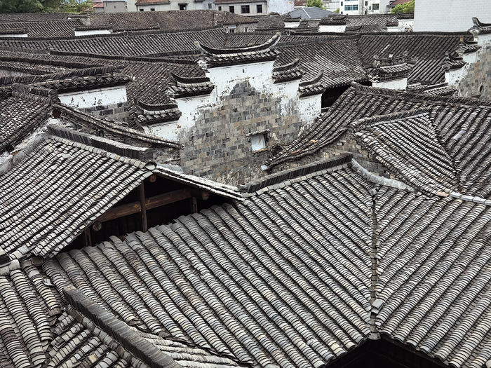 青砖黛瓦.马头墙上,骑着几朵白云.