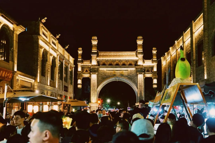 人气旺盛、热度攀升的西大街。文发集团供图。