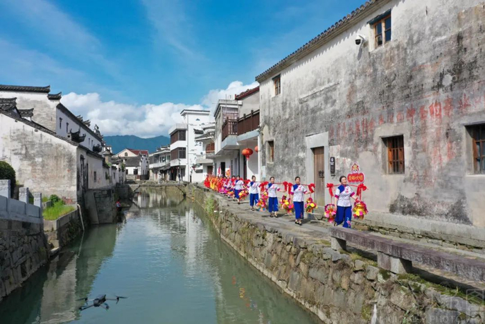 4月29日，宣城市旌德县《跑竹马》《挑花篮》等非遗展演走进蔡家桥镇朱旺景区。（江建兴 摄）