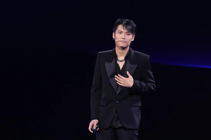 “为了生存，超级网红们似乎成为了最早嗅到新的生意的那一批人。”