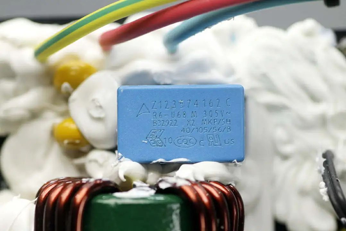继电器来自宏发,型号hf152f /012-1zt,为超小型大功率继电器,线圈电压