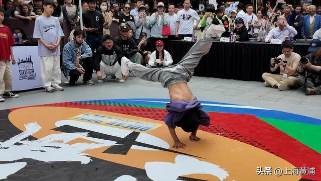 极强的竞技性,再加上旋转,倒立等高难度动作,许多市民第一次现场看到