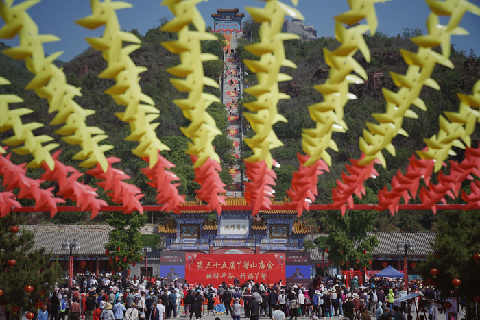 来自各地的游客纷纷涌入丫髻山景区。新京报记者 薛珺 摄