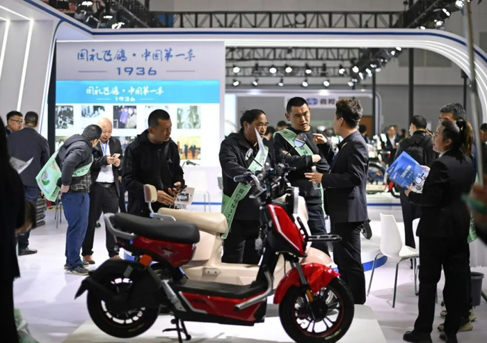 ▲资料图：某电动自行车展览会上，观众正在参观。图/新华社