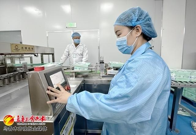 　　5月7日，在高新区（新市区）的新疆冰山之父生物科技有限责任公司，工作人员正在进行外包装生产。记者石磊摄