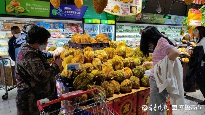 "海泉全球水果休食一站式采集中心工作人员介绍,根据价格变化,天气