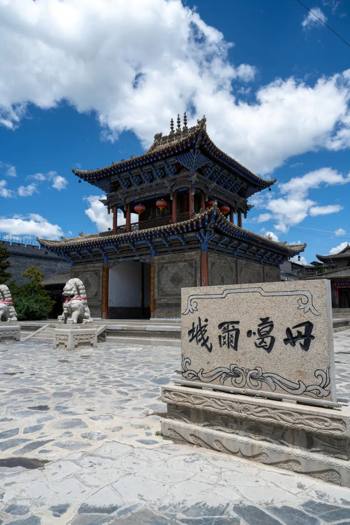 西宁湟源县丹噶尔古城每当元宵之夜,几百盏湟源排灯同时展出,丹噶尔