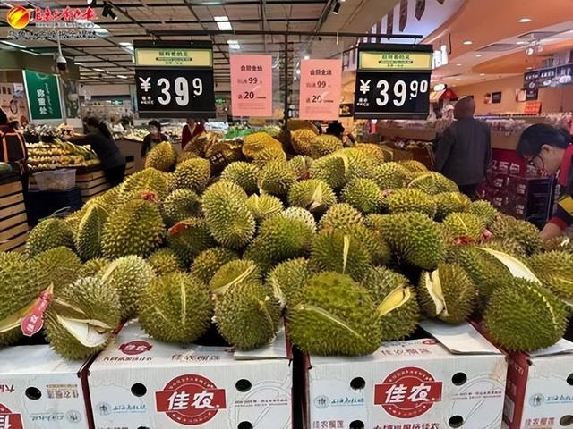 　　5月7日，在华润万家超市喀什西路店，超市的特价榴莲每公斤39.9元。记者王璇摄